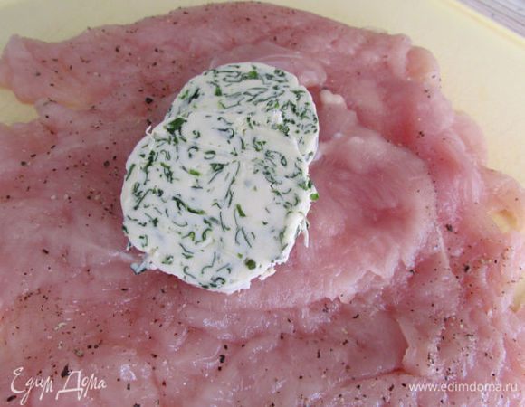  На середину большого филе уложить замороженное зелёное масло. 