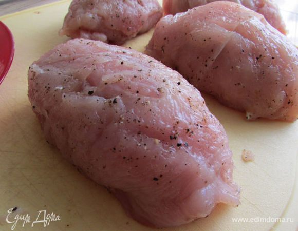 Плотно обернуть масло куриным филе со всех сторон, чтобы не было просветов, и сформовать котлету удлиненной формы. Важно, чтобы масло в котлете было тщательно закрыто куриным филе, иначе во время жарки оно будет вытекать. Завернуть котлету в пищевую пленку и убрать в морозилку на 20 минут.