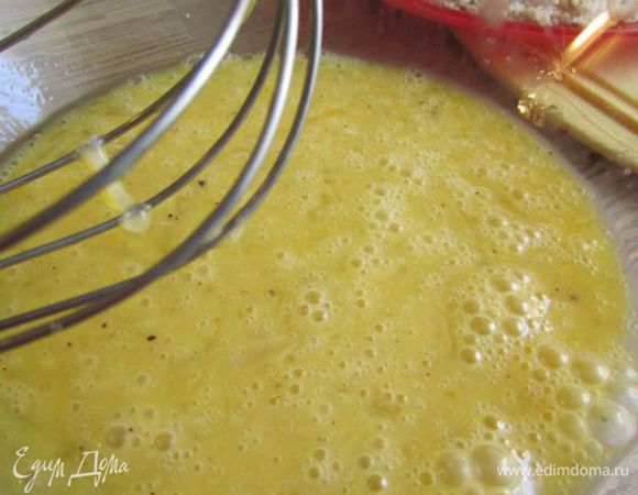 Приготовить льезон: в миску разбить яйца, добавить молоко, щепотку соли/перца и взболтать смесь вилкой или венчиком.