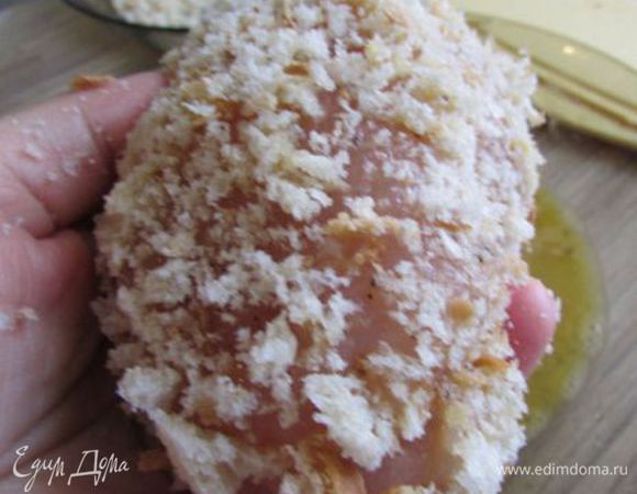 В разные миски насыпать муку и хлебные крошки (или панировочные сухари). Обвалять котлеты в муке (излишки муки стряхнуть). Обмакнуть в льезоне. Затем обвалять в хлебных крошках. Снова обмакнуть в льезон и еще раз хорошо обвалять в хлебных крошках (получится двойная панировка).