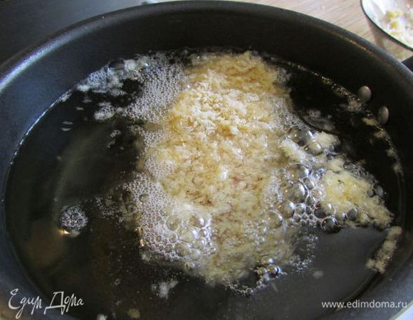 В кастрюле разогреть растительное масло (до температуры 160°C). Аккуратно уложить котлету в горячее масло, которое должно полностью покрывать котлету. Если масла недостаточно, котлету, во время жарки, нужно постоянно сверху поливать кипящим маслом (при помощи ложки), чтобы не понижалась температура внутри котлеты, и она равномерно прожарилась со всех сторон. Обжарить до румяной корочки по 2-3 минуты с каждой стороны. 