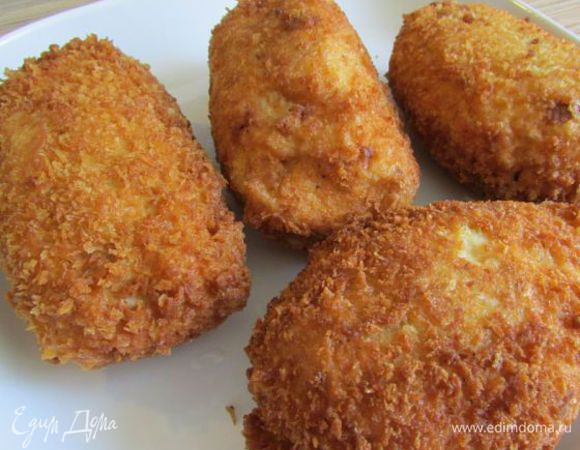 Аккуратно, при помощи шумовки, переложить котлету в форму для запекания. Поставить, в заранее разогретую до 200°C духовку,  довести до готовности, около 4-5 минут. 