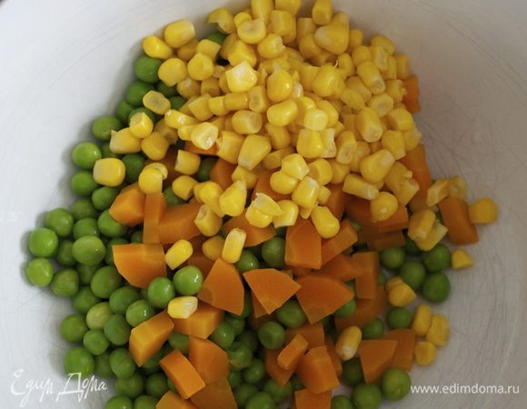В рецепте предлагается взять замороженную смесь с горошком, морковью и кукурузой и отварить овощи (200 г). У нас такой смеси не продают. Поэтому я нарезала мелко морковь и отварила ее вместе с замороженным горошком. К готовым овощам добавила консервированный горошек. 