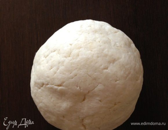 Добавим муку и замесим эластичное тесто. Оно очень приятное в работе и нелипкое. 