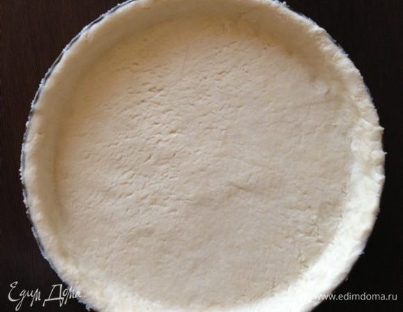 Раскатаем тесто скалкой и переложим его в смазанную форму (у меня 26 см), делая бортики. У меня теста немного осталось и я его пустила на декор.