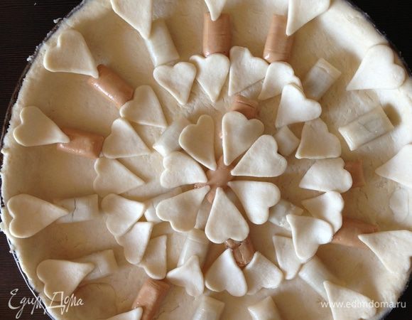 Поставить пирог в разогретую до 180 градусов духовку на 30 минут.