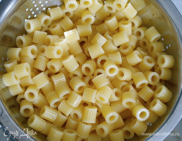 Мелкие макароны (ракушки, рожки, и т.п.) отварить в подсоленной воде, слить, промыть... 