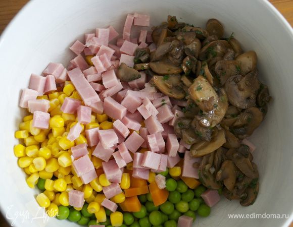 Ветчину нарезать мелким кубиком. Добавить к овощной смеси.