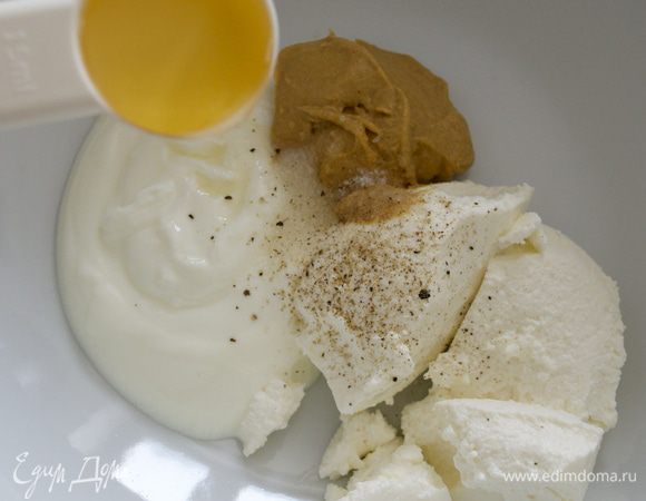 Для соуса положить сыр рикотта, сметану, горчицу (по рецепту - неострая), уксус, сахар, соль и перец в салатницу.