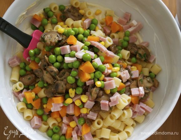 Выложить в салатницу макаронно-овощную смесь с грибами и ветчиной. Хорошо все перемешать.