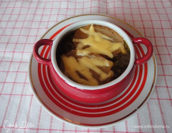 Аккуратно разлить по огнеупорным тарелкам, сверху выложить тосты, посыпать тертым сыром и отправить в духовку, чтобы сыр расплавился и стал золотистым.