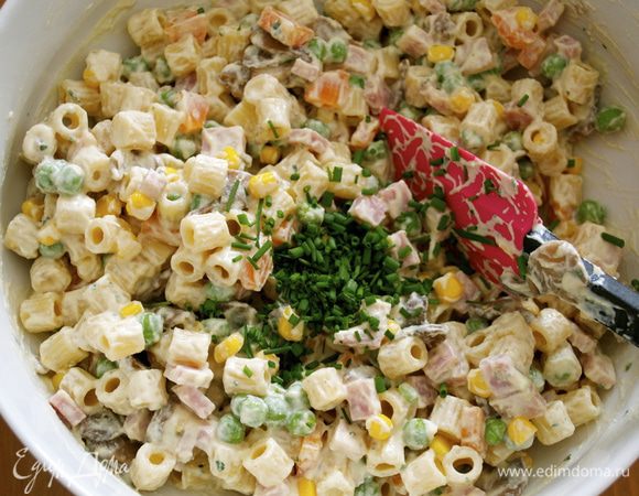 Мелко нарезать "перышки" зеленого лука и добавить к салату. Накрыть крышкой (пищевой пленкой) и убрать в холодильник на 1 час. 