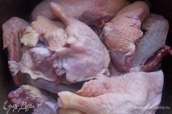 Мясо утки хорошо вымыть и залить водой так, чтобы она только покрывала мясо.