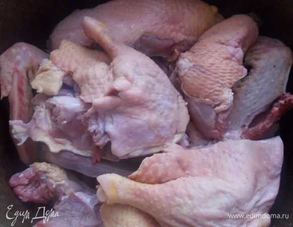 Мясо утки хорошо вымыть и залить водой так, чтобы она только покрывала мясо.