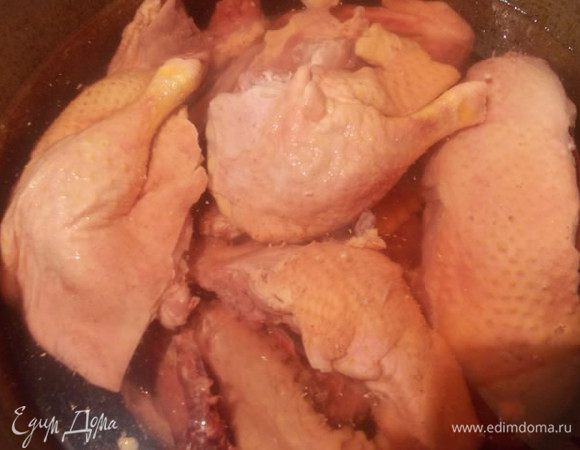 Поставить на огонь, как только закипит вода, снять тщательно пену и на медленном огне оставить варится.