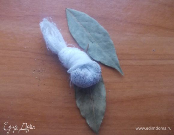 Специи складываем в марлевый мешочек и когда утка сварится на половину, где-то через 1.5 часа добавить их в бульон вместе с лавровым листом, луковицей и солью с перцем.