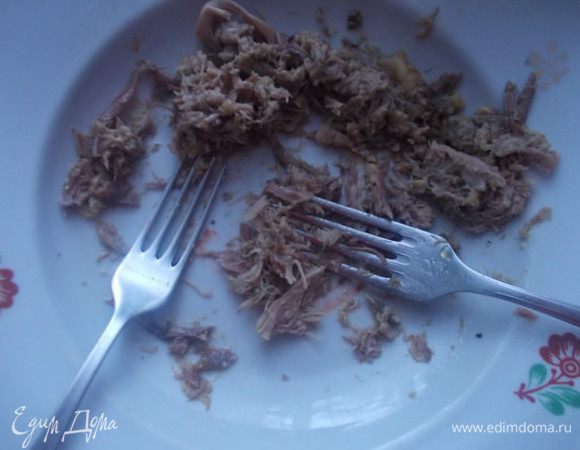 С помощью вилок разделить мясо на волокна. Затем добавить бульон, в котором варилась утка,он будет очень концентрированный и когда остынет в паштете, станет совсем крепким. Масло я не добавляла, потому-что утка и так жирная.