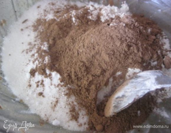 В большой миске смешиваем сухие ингредиенты:муку, соду, сахар и какао. Перемешиваем.
* Сахар можно увеличить)