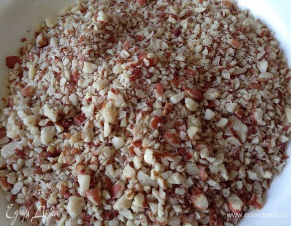 Арахис измельчить в блендере не очень мелко.