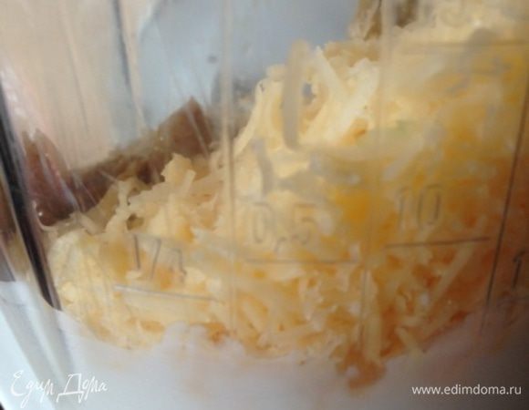 Для соуса взбить в блендере нежирный натуральный йогурт, горчицу и натертый сыр.