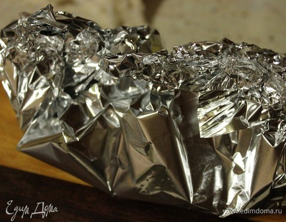 Фольгу свернуть в два слоя, налить сверху 4 ч.л. соуса, сверху положить обжаренную грудку и залить оставшимся соусом. Завернуть в виде лодочки грудку, и отправить в заранее разогрую духовку до 190 градусов на 10-15 минут.