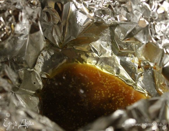 Грудку порезать под углом 45 градусов, уложить на листья салата, полить сверху соусом в котором она тушилась.