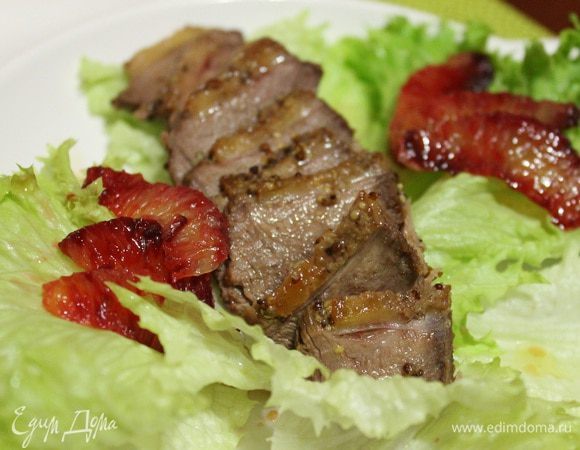 У меня были красные апельсины. Апельсин очистить от кожуры и белой пленки, дольки выложить рядом с грудкой. И можно подавать. Приятного аппетита!))