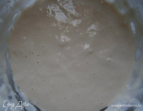 Приготовить опару из тёплого молока, дрожжей, 1 ч. л. сахара и 2 ст. л. муки. Всё хорошо перемешать, накрыть плёнкой и оставить в тёплом месте до увеличения вдвое.