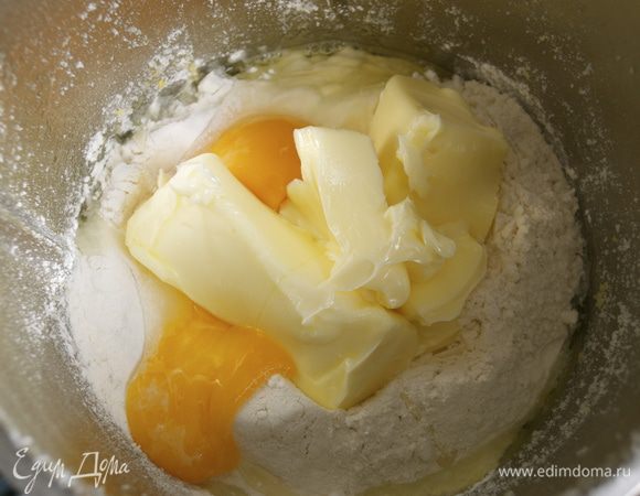 Добавить в чашу блендера просеянную муку, 1 яйцо, 1 желток и размягченное масло...