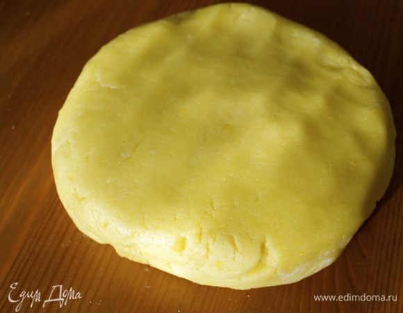 Тесто получается очень податливое в работе. В холодильник его убирать не надо! На рабочей поверхности (при необходимости припылить слегка мукой) раскатать тесто в пласт...