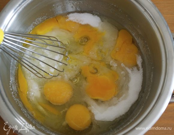 Тем временем приготовим крем...
Выдавить сок одного лимона. Можно взять и два лимона, по вкусу... Просто у меня был один очень крупный лимон. И лимонный вкус в креме был очень гармоничным...
В кастрюльке с тяжелым дном размешать яйца с сахаром.