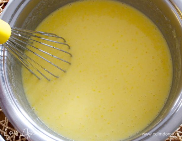 Добавить сливки и лимонный сок. В какой-то момент может показаться, что масса свернулась, от реакции сливок на сок лимона... Просто как следует размешайте до гладкого состояния. В конце добавить крахмал и снова размешать, чтобы не было комочков.