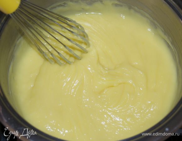 Поставить кастрюльку на умеренный огонь. Варить крем, постоянно помешивая, до загустения! Снять крем с огня.