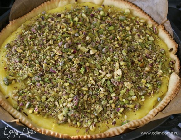 Несоленые фисташки слегка подробить в блендере или помять скалкой. Кусочки должны быть достаточно крупными. Выложить сверху на тарт. Поставить в духовку еще на 10 минут.