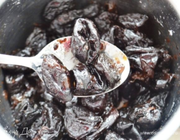 Чернослив засыпать пудрой и залить коньком, перемешать и оставить на 1 час.