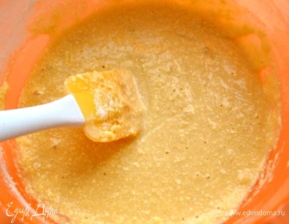 Просеять муку с разрыхлителем, всыпать манку и аккуратно перемешать.