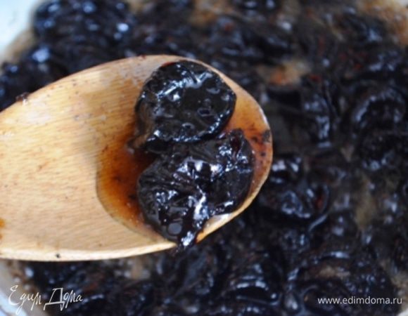 Выкладываем в сковороду к карамели наш чернослив и карамелизируем все вместе еще пару минут.
