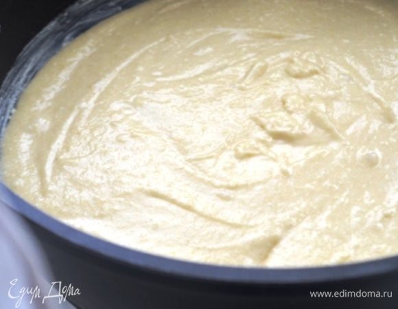 Тесто выложить в смазанную сливочным маслом форму 22 см.