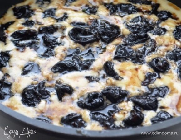 Сверху выкладываем чернослив, разравниваем его. Выпекаем пирог при 180 гр примерно 40 минут.