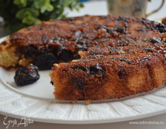 Достать горячий пирог и сразу перевернуть на большое блюдо. Остудить и можно подавать.