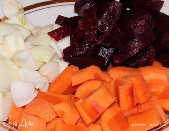 Свёклу нужно заранее отварить. Очищенные морковь, лук и свёклу нарезаем крупными кусочками.