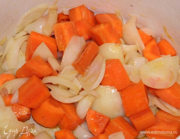 В кастрюлю наливаем 4 столовые ложки оливкового масла (желательно) и отправляем туда морковь. Под крышкой на среднем огне проготавливаем 5 минут. Затем туда же добавляем лук и снова под крышкой проготавливаем 5 минут.