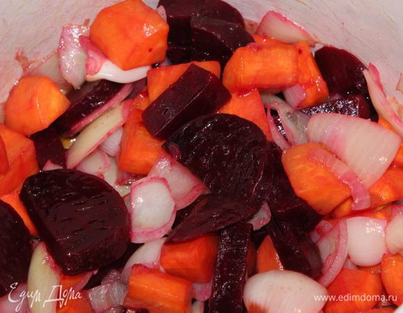 Добавляем свёклу, перемешиваем и готовим 5 минут.