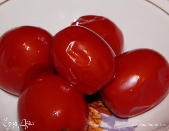Берем консервированные помидоры и очищаем их от кожицы. В рецепте помидор 4 штуки. Но я в этот раз взяла 5 штучек, потому что они мелкие.