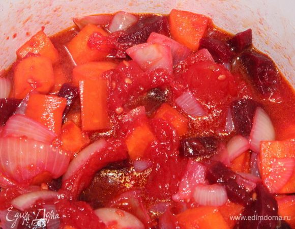 Отправляем помидорки к остальным овощам, перемешиваем и проготавливаем еще 5 минут.