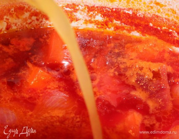 Через 25 минут добавляем апельсиновый сок, доводим до кипения и выключаем огонь.