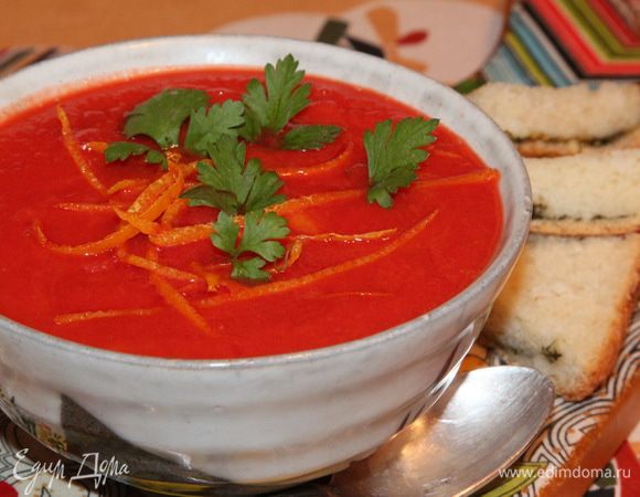 Даем супу немного остыть и отправляем все содержимое в блендер. Взбиваем до состояния пюре. Наш суп готов. Наливаем в тарелку, сверху выкладываем апельсиновую цедру и приглашаем всех к столу! Дополнить его можно и сметаной и сливками и вообще, всем чем хочется. Но мы кушаем без всяких добавок. Приятного всем аппетита!