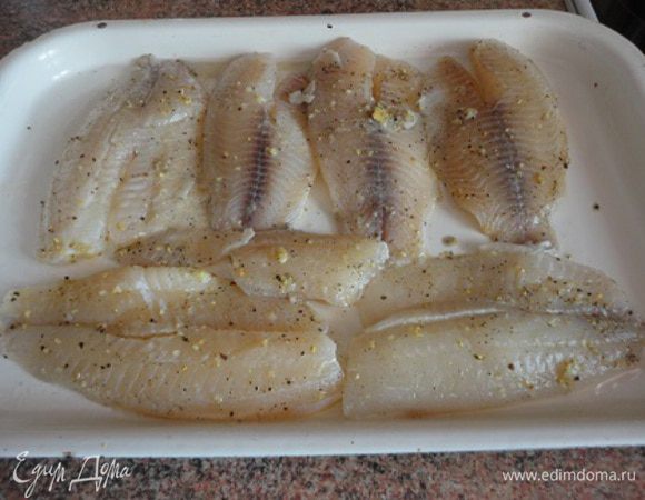 Отварите чечевицу в подсоленной воде до готовности, воду слейте.
Рыбу посолите, поперчите и выложите на смазанный маслом противень. Если рыба с кожей, то выкладывайте кожей вниз. Запекайте 15-20 минут (зависит от толщины кусков и сорта рыбы, мне хватило для телапии 10 минут) при температуре 200 градусов.