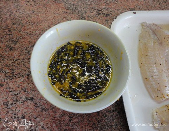 Приготовить соус: с апельсина натрите 1 ч. ложку цедры и отожмите 1/3 стакана сока. В небольшой миске смешайте цедру и сок с горчицей, 1 ст. ложкой оливкового масла, 1/4 ч. ложки соли и 1/8 ч. ложки перца черного свежемолотого. Добавьте нарезанный базилик. Я люблю фиолетовый.