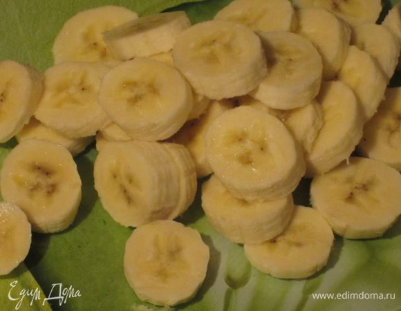 Бананы нарезать кружочками.